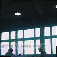 天平剪影，象征条款的公正与责任清晰划分